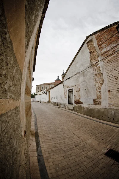 Rua com casas feitas de lama, cidade rural — Fotografia de Stock