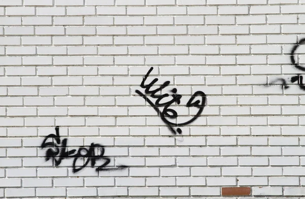 Graffiti na parede de tijolos, imagem urbana — Fotografia de Stock
