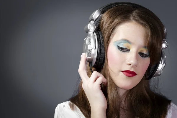 Luisteren muziek meisje in haar kamer — Stockfoto