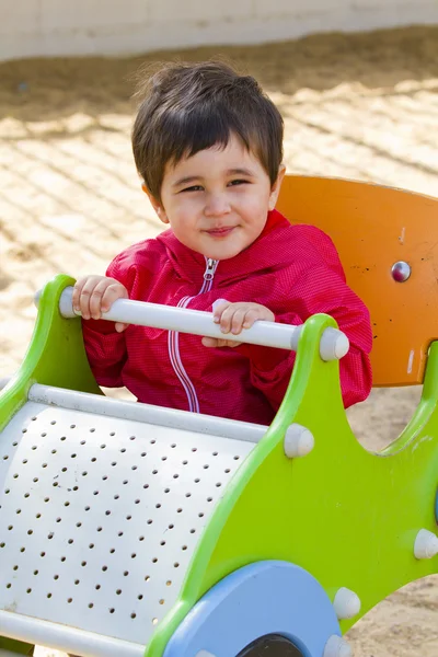 Niño jugando en el parque con coche pequeño —  Fotos de Stock