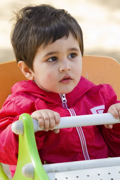 公園で遊んで赤ちゃんの少年 — ストック写真