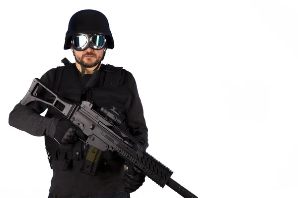 Verdediging tegen terrorisme, gewapende politieagent geïsoleerd op wit — Stockfoto