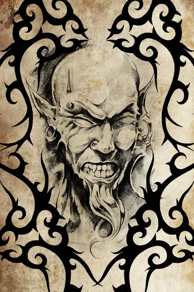 Татуировка дьявола с пирсингом — стоковое фото