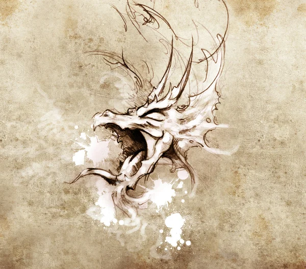 Esboço de uma cabeça de dragão, desenho de tatuagem sobre papel vintage — Fotografia de Stock
