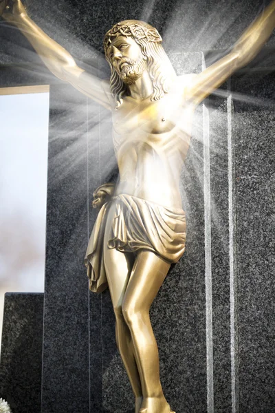 Gesù Cristo sulla croce di pietra con mistici raggi di luce — Foto Stock