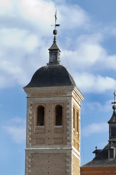 Chiesa con campanile, tipico spagnolo — Foto Stock