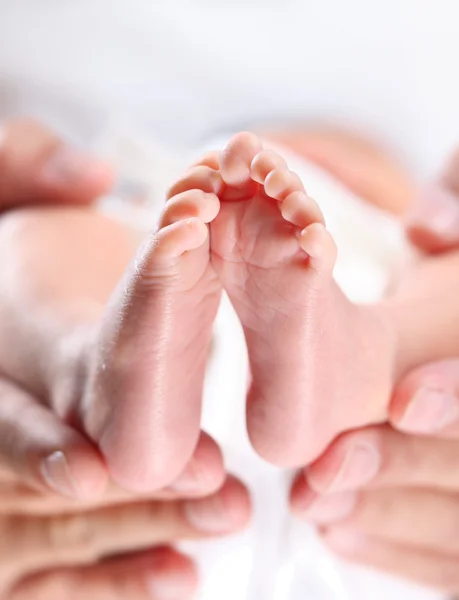 Neugeborene Babyfüße Stockfoto