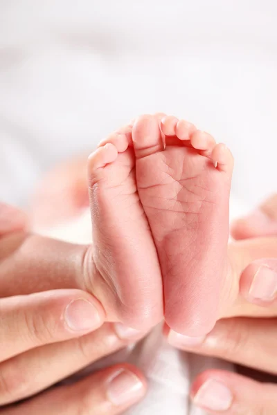 生まれたばかりの赤ちゃんの足 ストックフォト