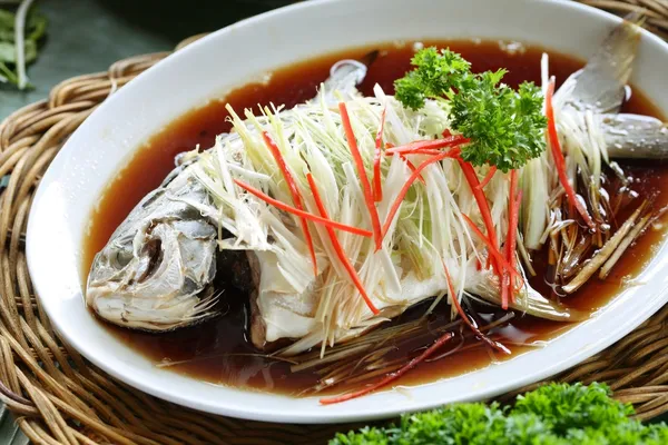Китайское блюдо из рыбы на пару — стоковое фото