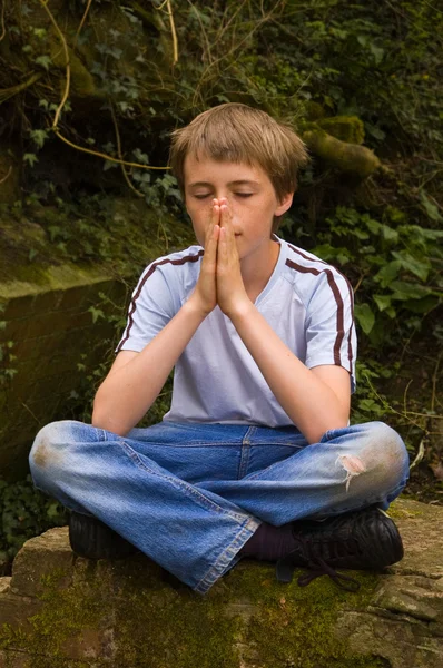 Mladík se modlí — Stock fotografie