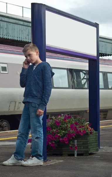 Fiatal fiú-ra mozgatható telefon — Stock Fotó