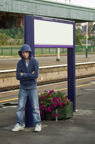 S kapucí bandita na vlakovém nádraží — Stock fotografie