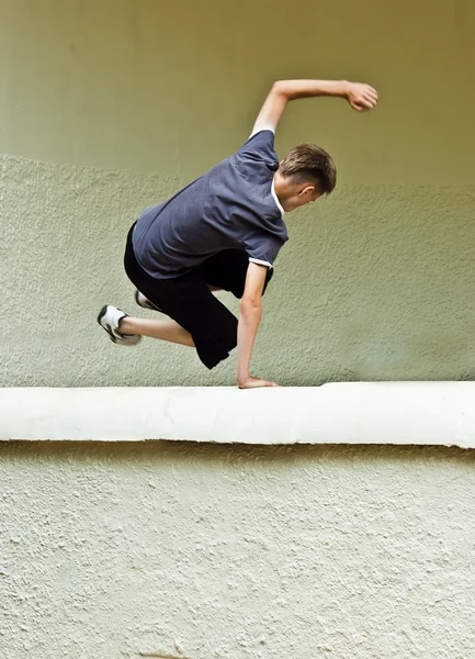 Youth parkour tricking — Stock Photo, Image