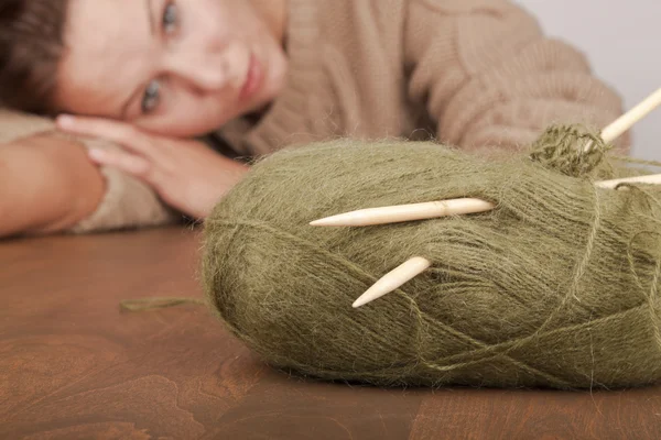 Cansado após a sessão de aprender a tricotar — Fotografia de Stock