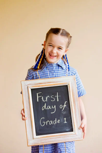 Een meisje op de eerste dag van school — Stockfoto