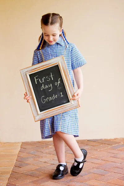 Una chica en el primer día de escuela — Foto de Stock