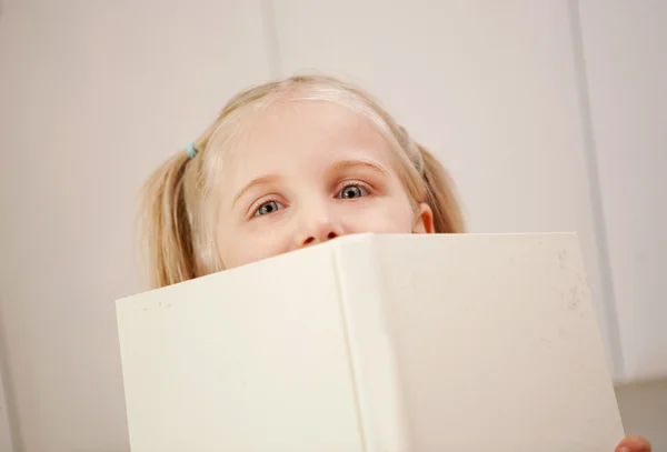 Una niña de cuatro años leyendo — Foto de Stock