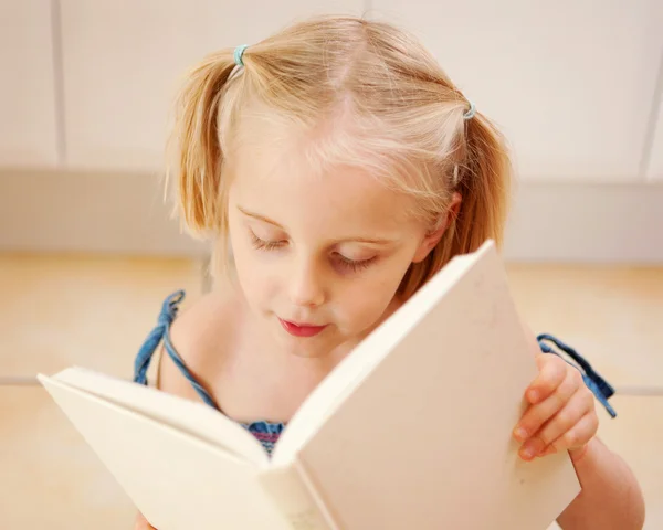Um pouco de quatro anos de idade menina lendo — Fotografia de Stock