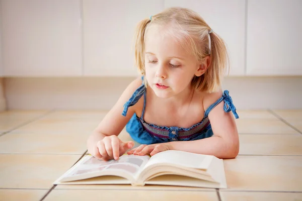 Um pouco de quatro anos de idade menina lendo — Fotografia de Stock