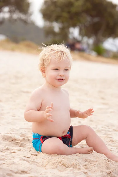 少しのブロンドの髪、青い目、ビーチで 1 歳の男の子. — ストック写真