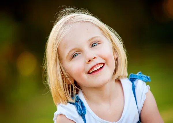 Krásná mladá dívka s úsměvem venku — Stock fotografie