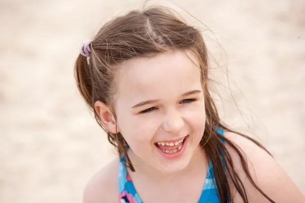 一个美丽的年轻女孩，在沙滩上 — 图库照片
