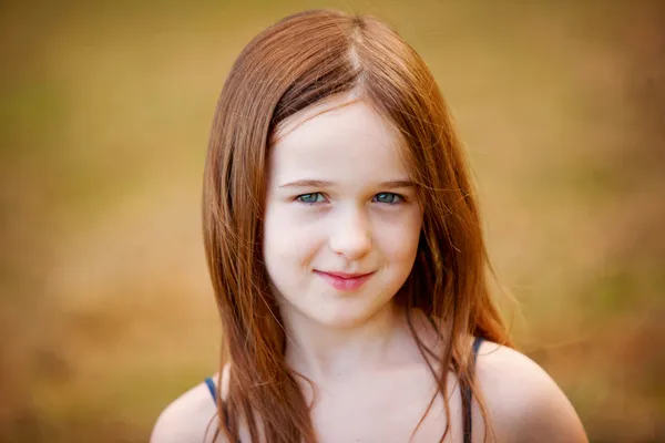 Una joven de seis años al aire libre — Foto de Stock