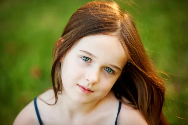 Uma jovem menina de seis anos ao ar livre — Fotografia de Stock