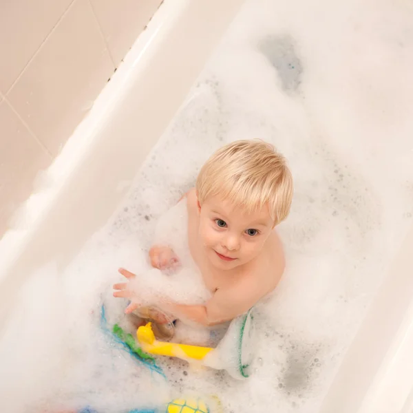 En søt liten gutt i badekaret – stockfoto