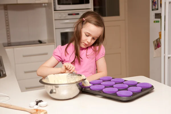 Barnen matlagning i kitcher — Stockfoto
