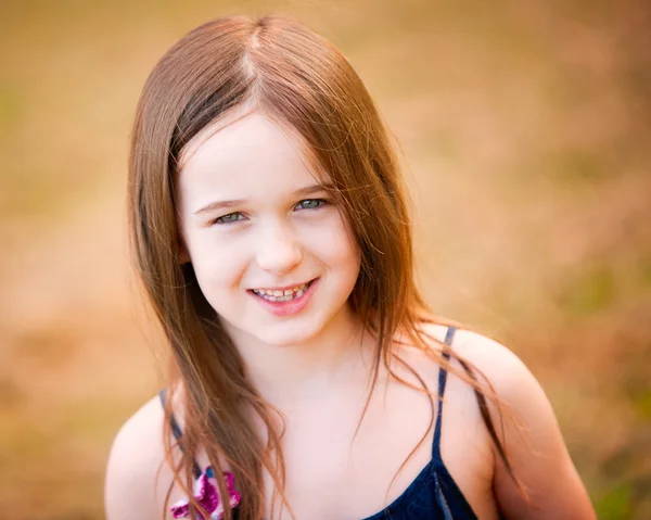 Una giovane ragazza di sei anni all'aperto — Foto Stock