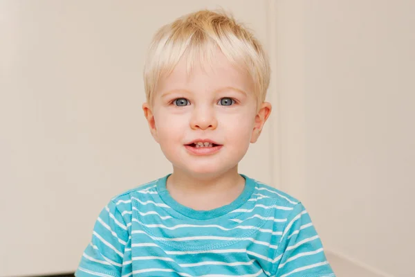 En söt liten blond haired blåögd pojke — Stockfoto