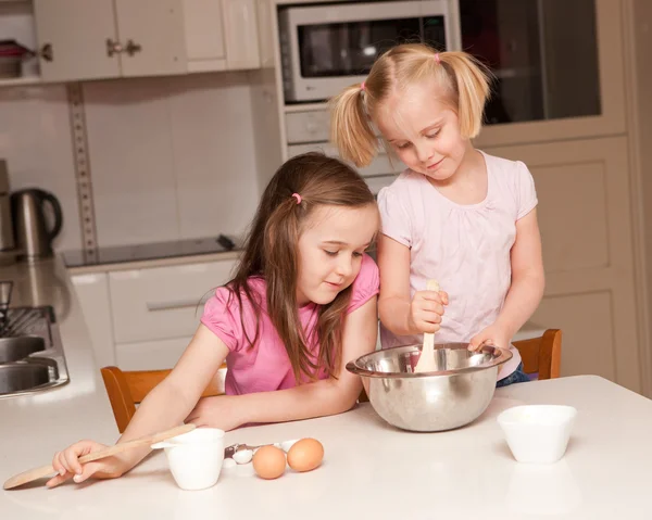 Niños cocinando en la cocina — Foto de Stock