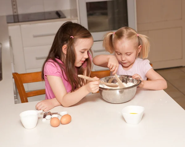 Dzieci gotowania w kitcher — Zdjęcie stockowe