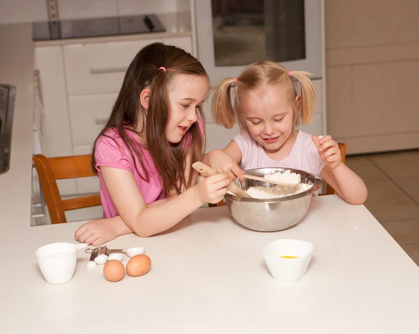 Děti, vaření kuchyňská linka — Stock fotografie
