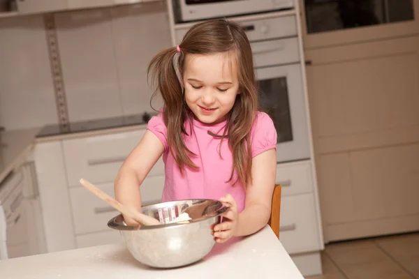 Barnen matlagning i kitcher — Stockfoto
