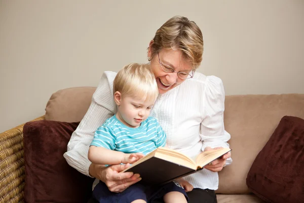 Μια γιαγιά που διαβάζει σε ένα μικρό αγόρι — Φωτογραφία Αρχείου