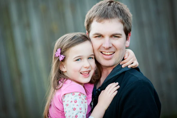 Un padre joven con su hija de 5 años — Foto de Stock