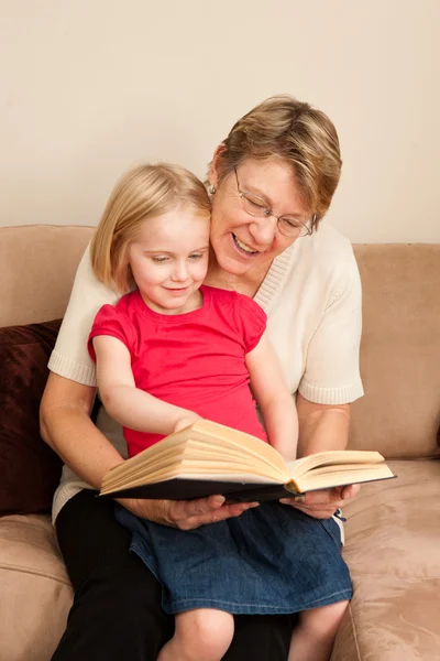 Babička nebo chůva čtení 4 letá holčička — Stock fotografie