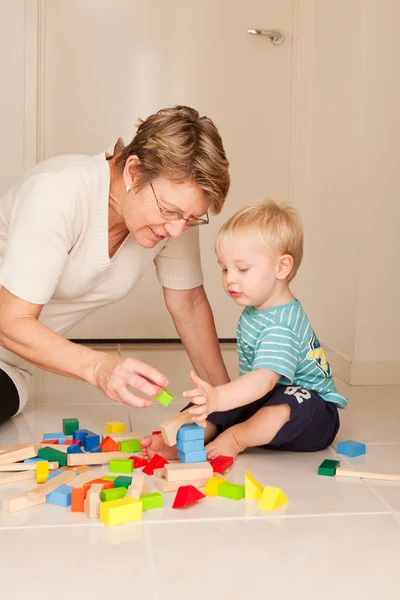 Malý chlapec hraje s jeho babičkou Stock Obrázky