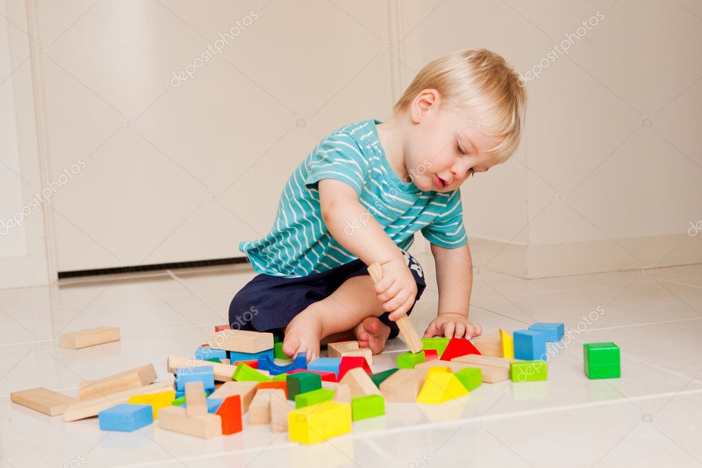 Дети играют в кубики. Игрушки для малышей до года. Ребенок 2 года бебиблог. Занятия монтессори для детей 2-3. Ребенок 2 года бебиблог.