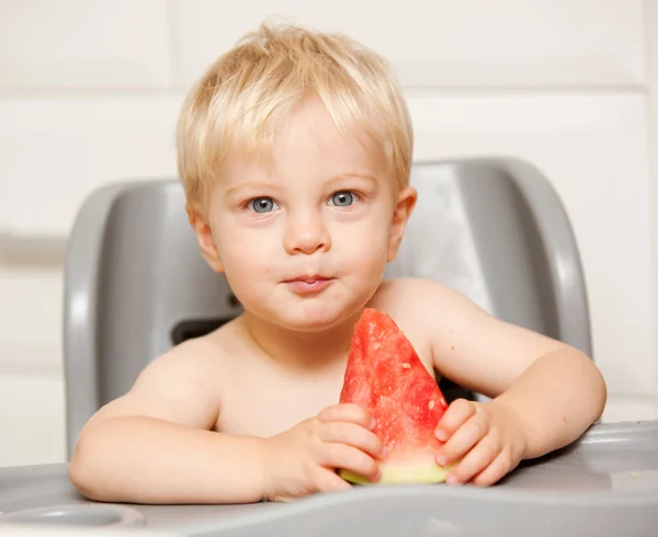 A adorable toddler eats watermelon — Zdjęcie stockowe