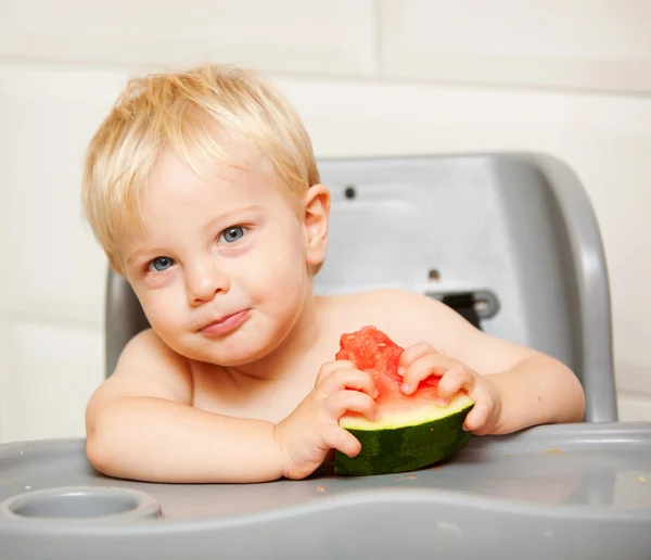 Een schattig peuter eet watermeloen — Stockfoto