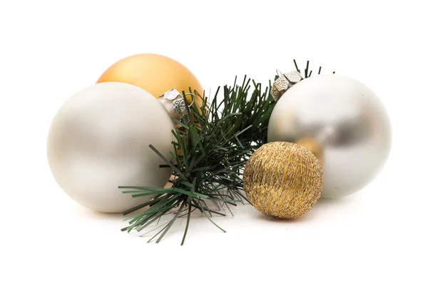 Quatro esferas de Natal e um ramo de pinho — Fotografia de Stock