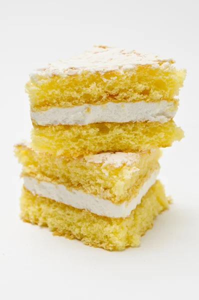 Triangle tower of sponge cookies with skimming filling — Stock Photo, Image