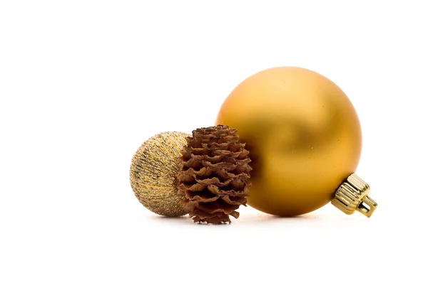 Twee kerstballen en een dennenappel — Stockfoto