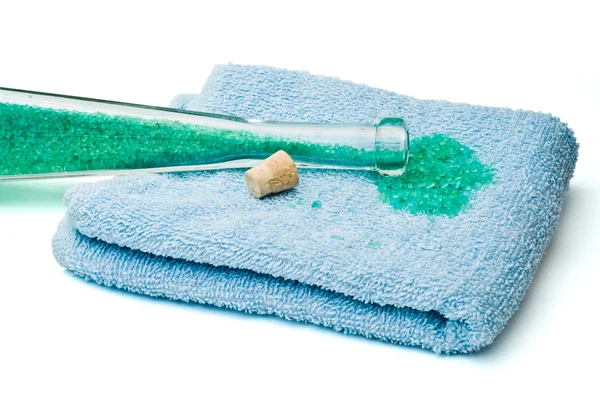 Verschüttetes Badesalz mit Handtuch — Stockfoto