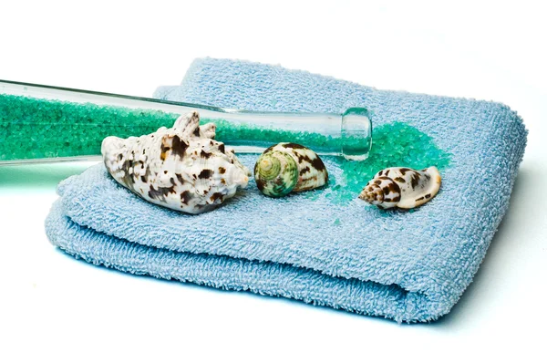 Verschüttetes Badesalz mit Handtuch und Sonnenblumen — Stockfoto
