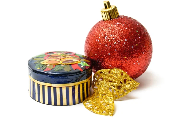 Pequeña caja en relieve con adornos de Navidad —  Fotos de Stock