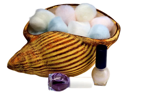 Perlglanz gefüllt mit farbigen Wattebällchen und Nagellack — Stockfoto